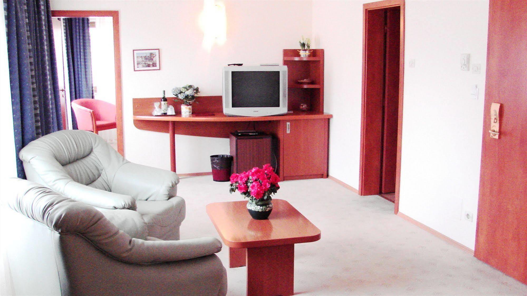 Hotel Irisa Букурещ Екстериор снимка