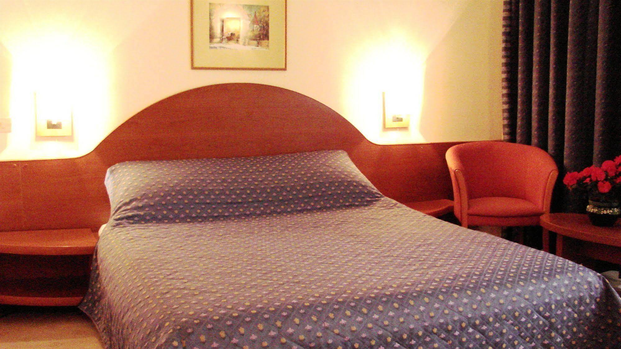 Hotel Irisa Букурещ Екстериор снимка