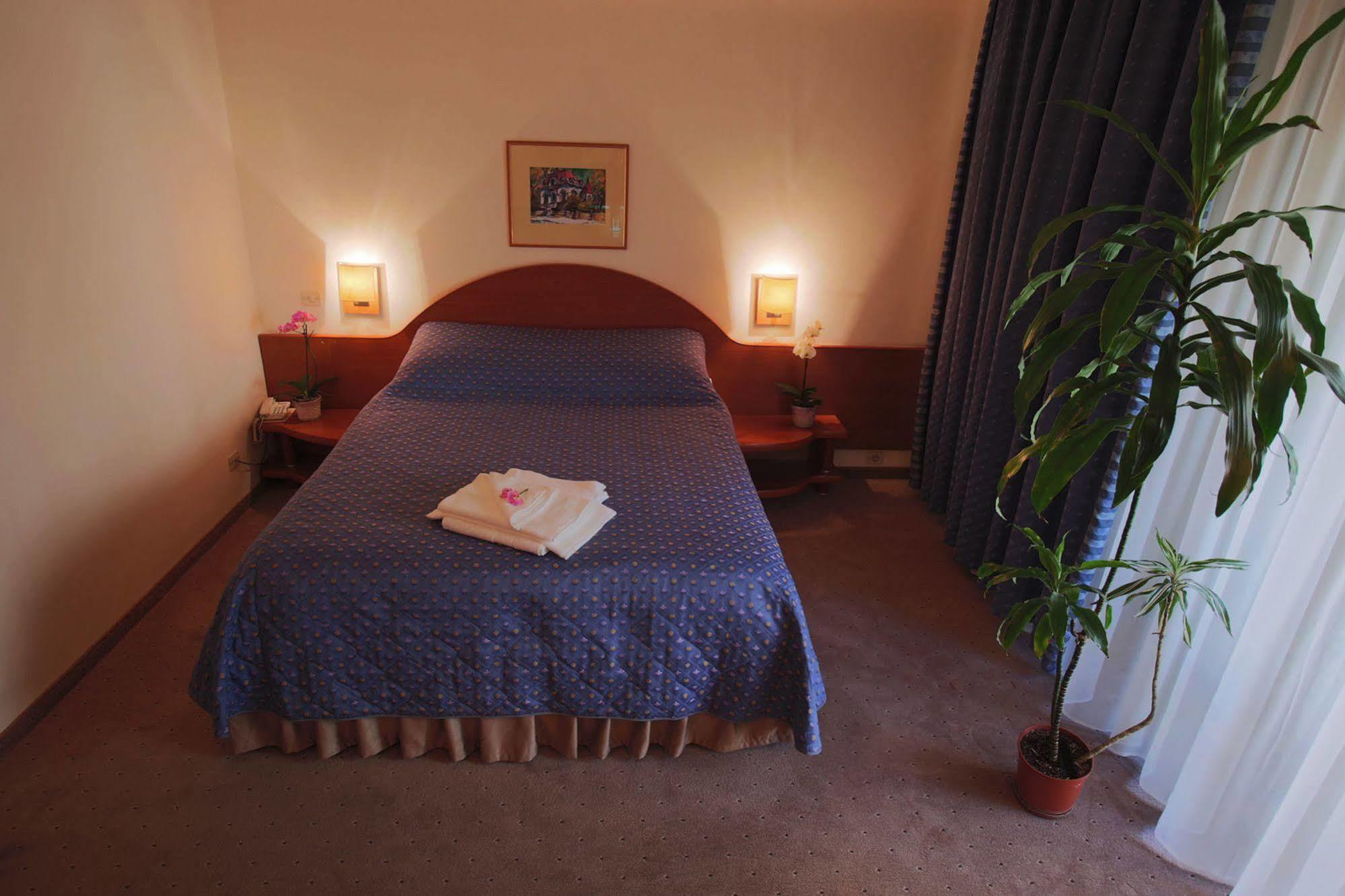 Hotel Irisa Букурещ Екстериор снимка