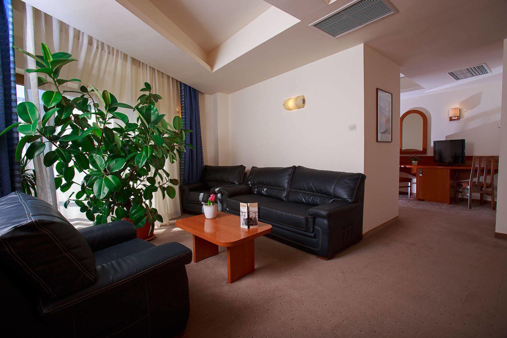 Hotel Irisa Букурещ Екстериор снимка